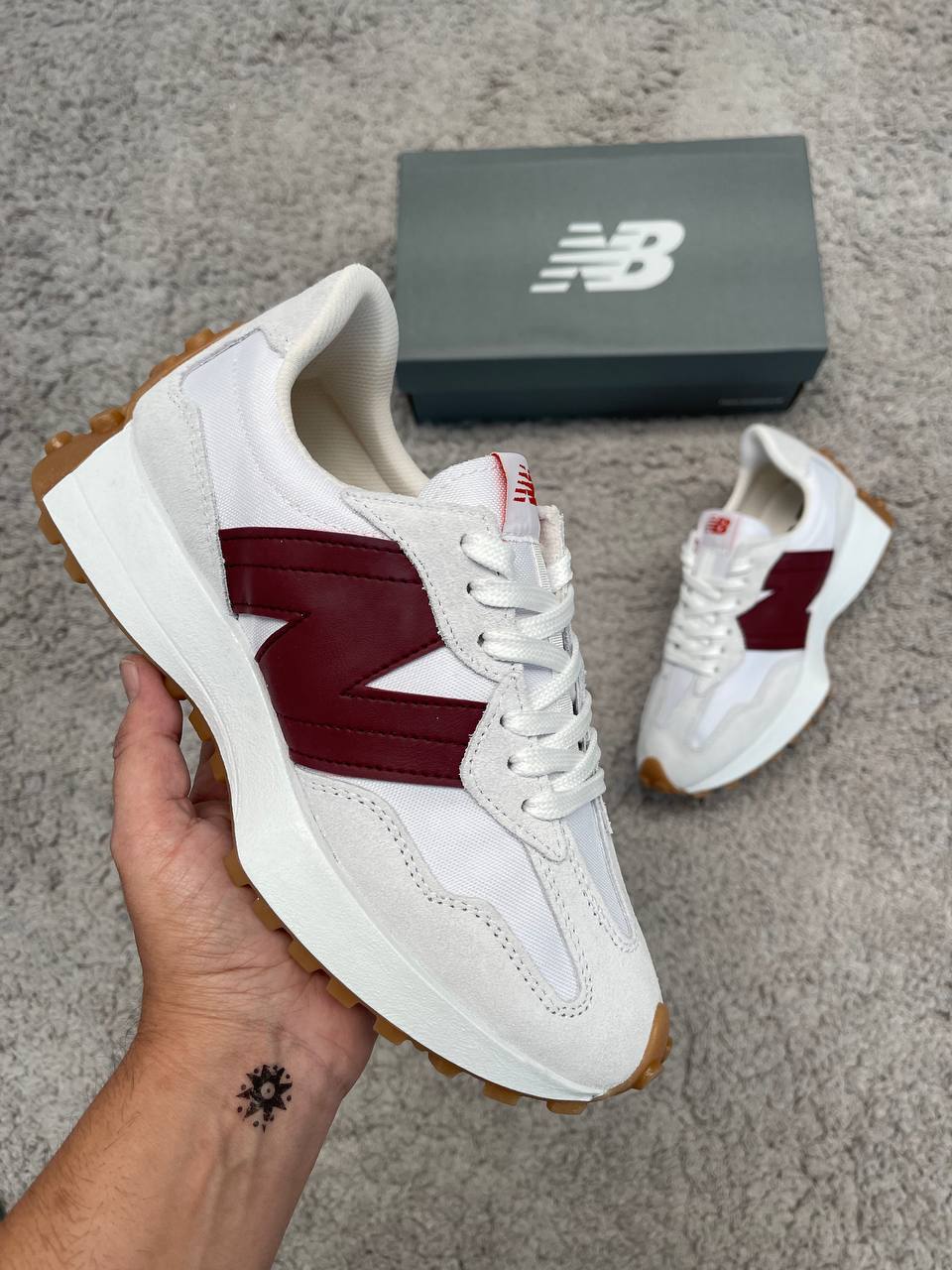 New Balance 327 blanca y roja