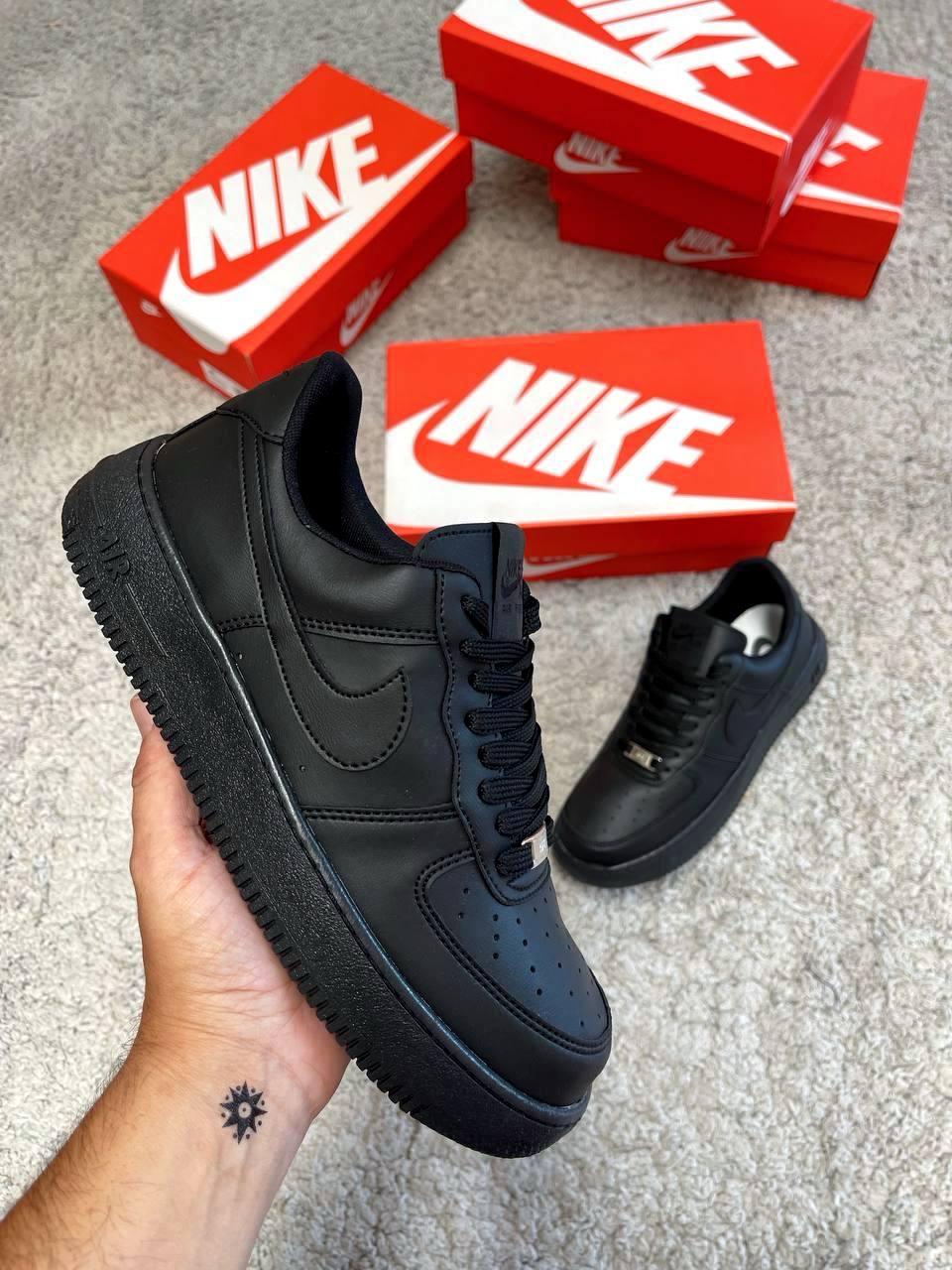 Nike Air Force 1 negra