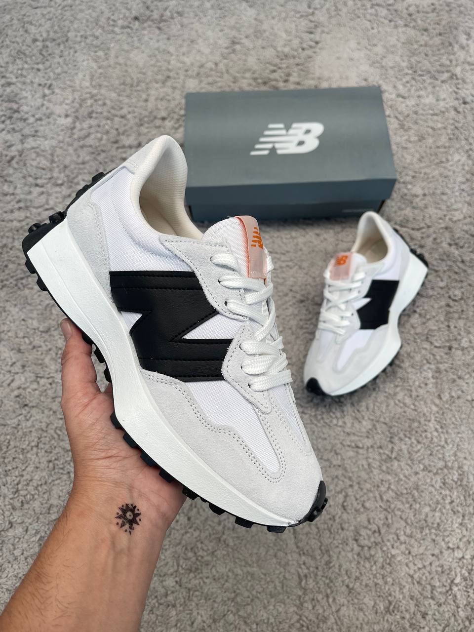 New Balance 327 blanca y negra
