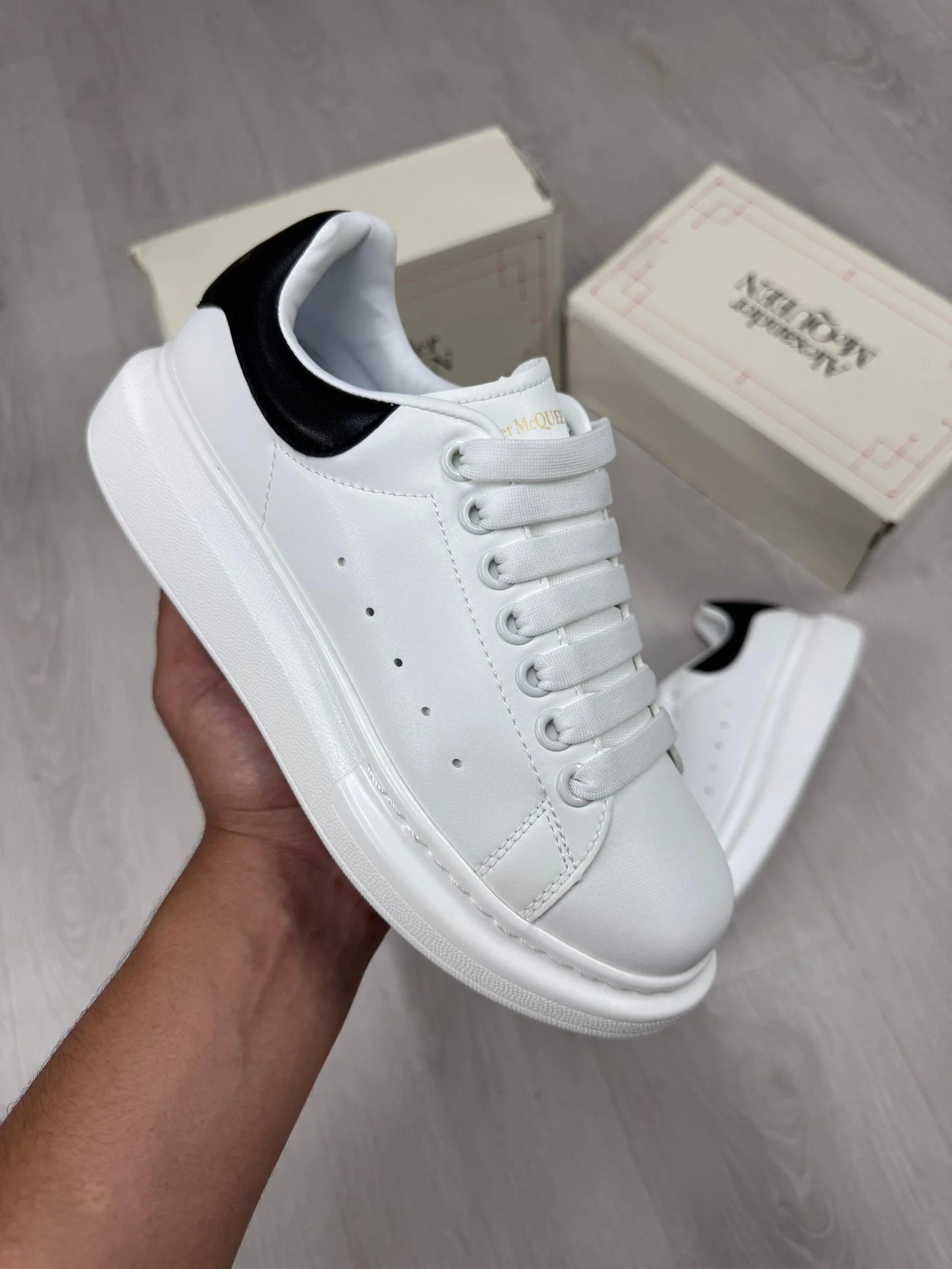 Alexander McQUEEN blanca y negra