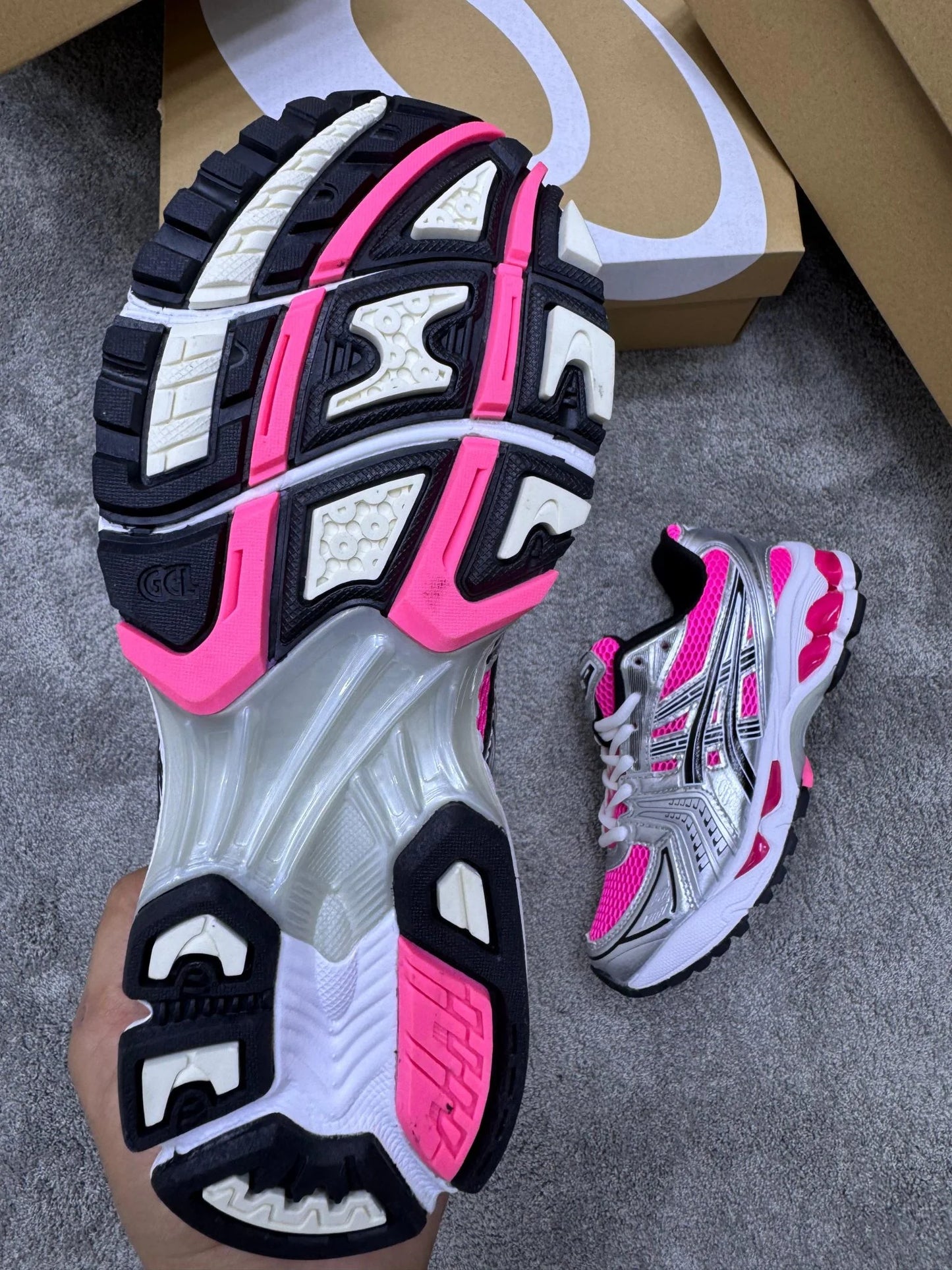 Asics GEL-Kayano gris y rosa