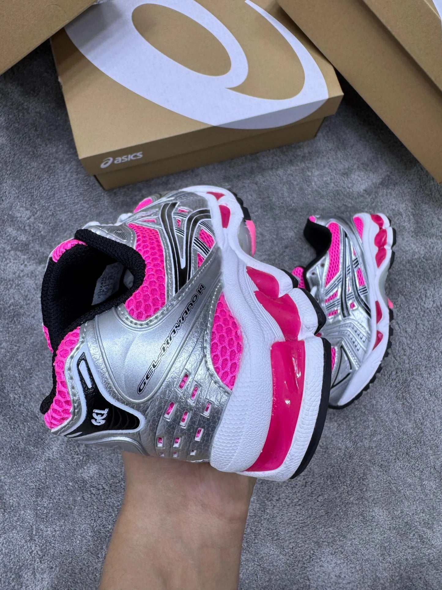 Asics GEL-Kayano gris y rosa