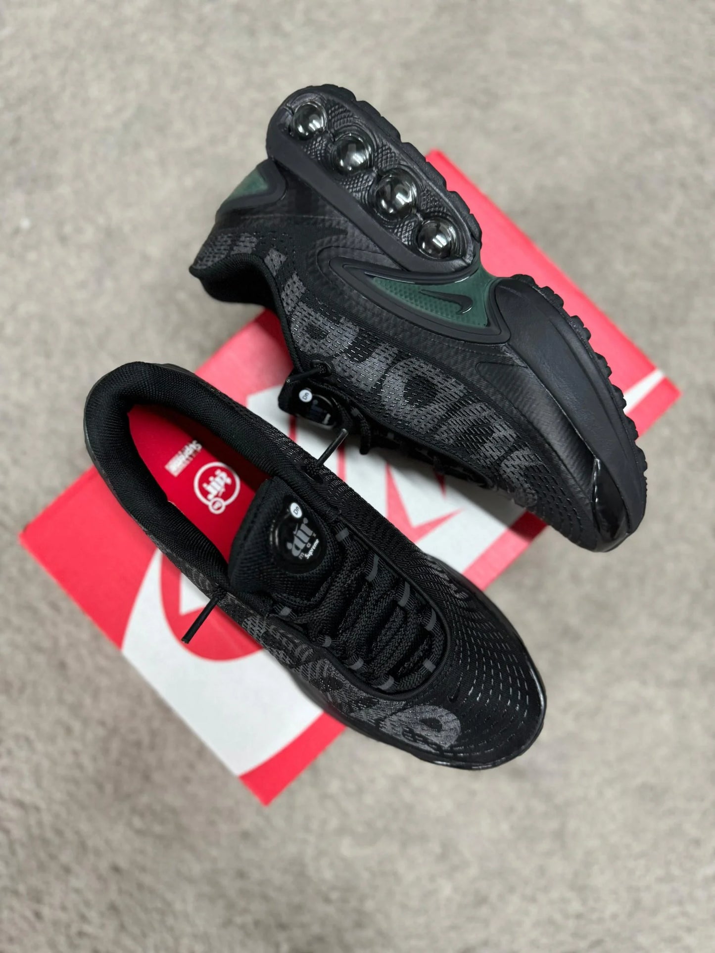 Nike DN x Supreme negra