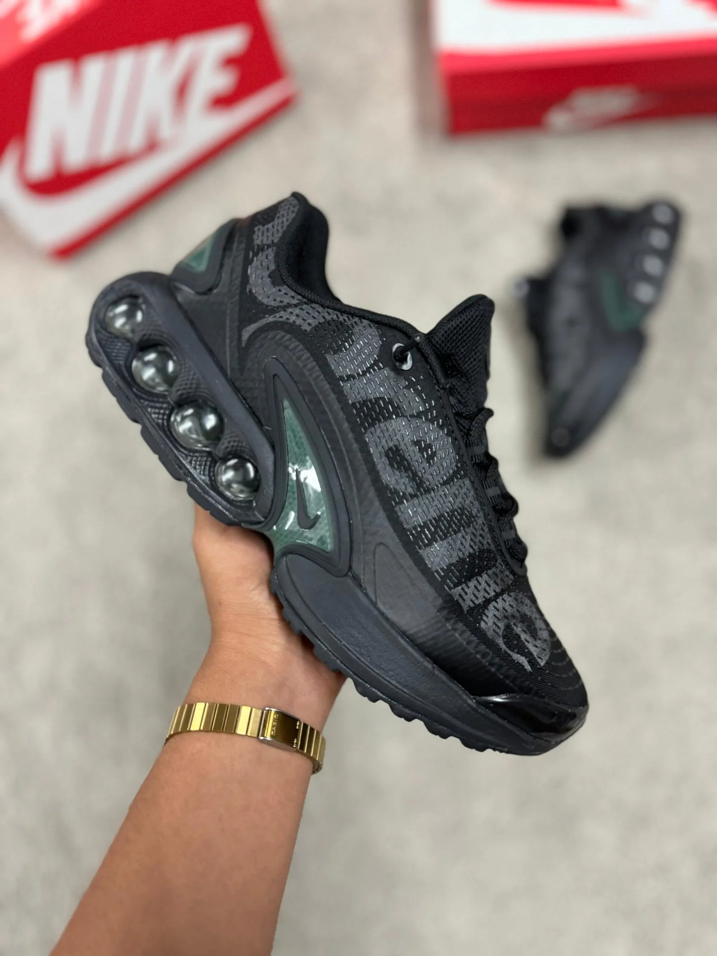 Nike DN x Supreme negra