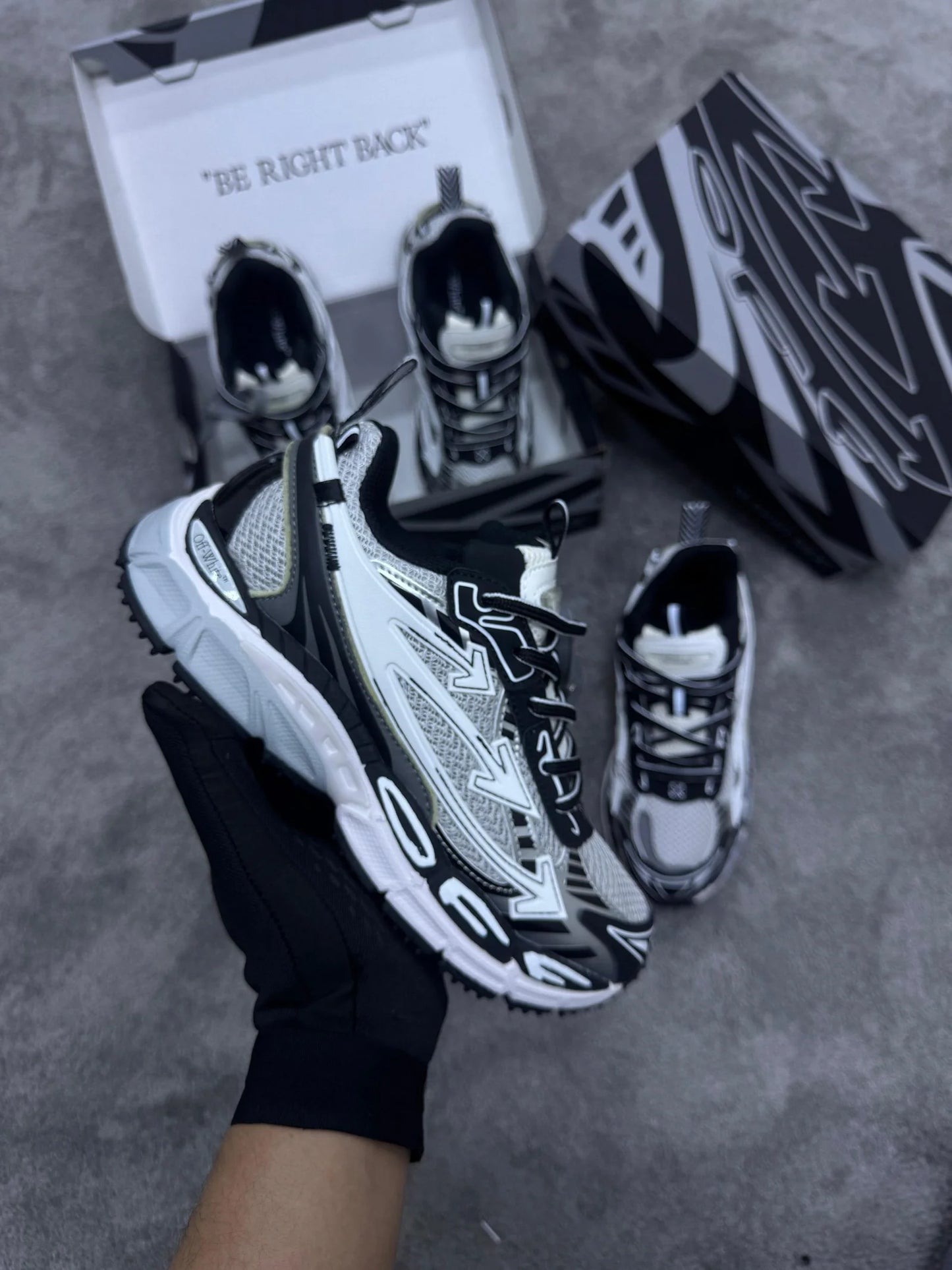 Off-White be Right gris y negra