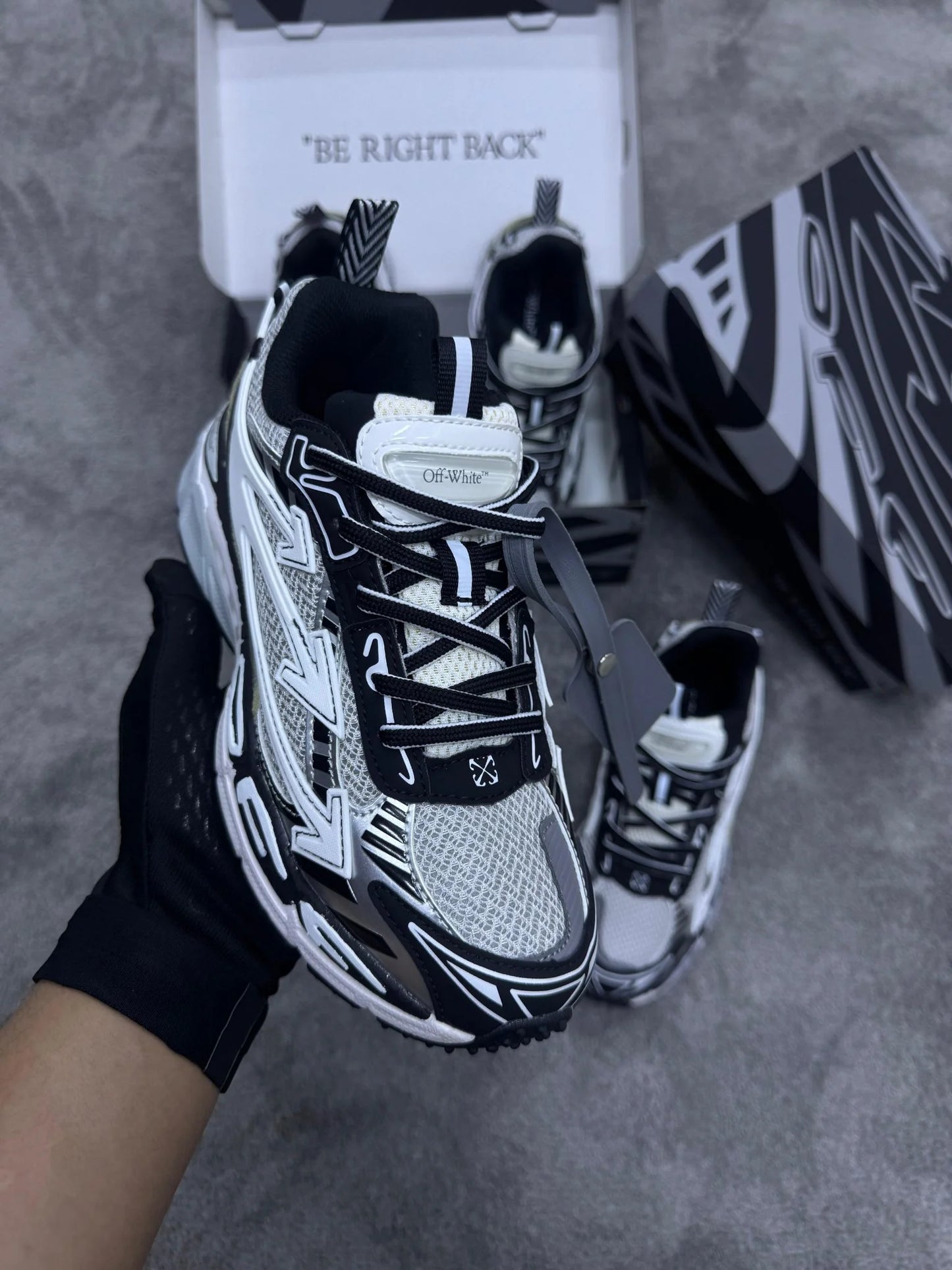 Off-White be Right gris y negra