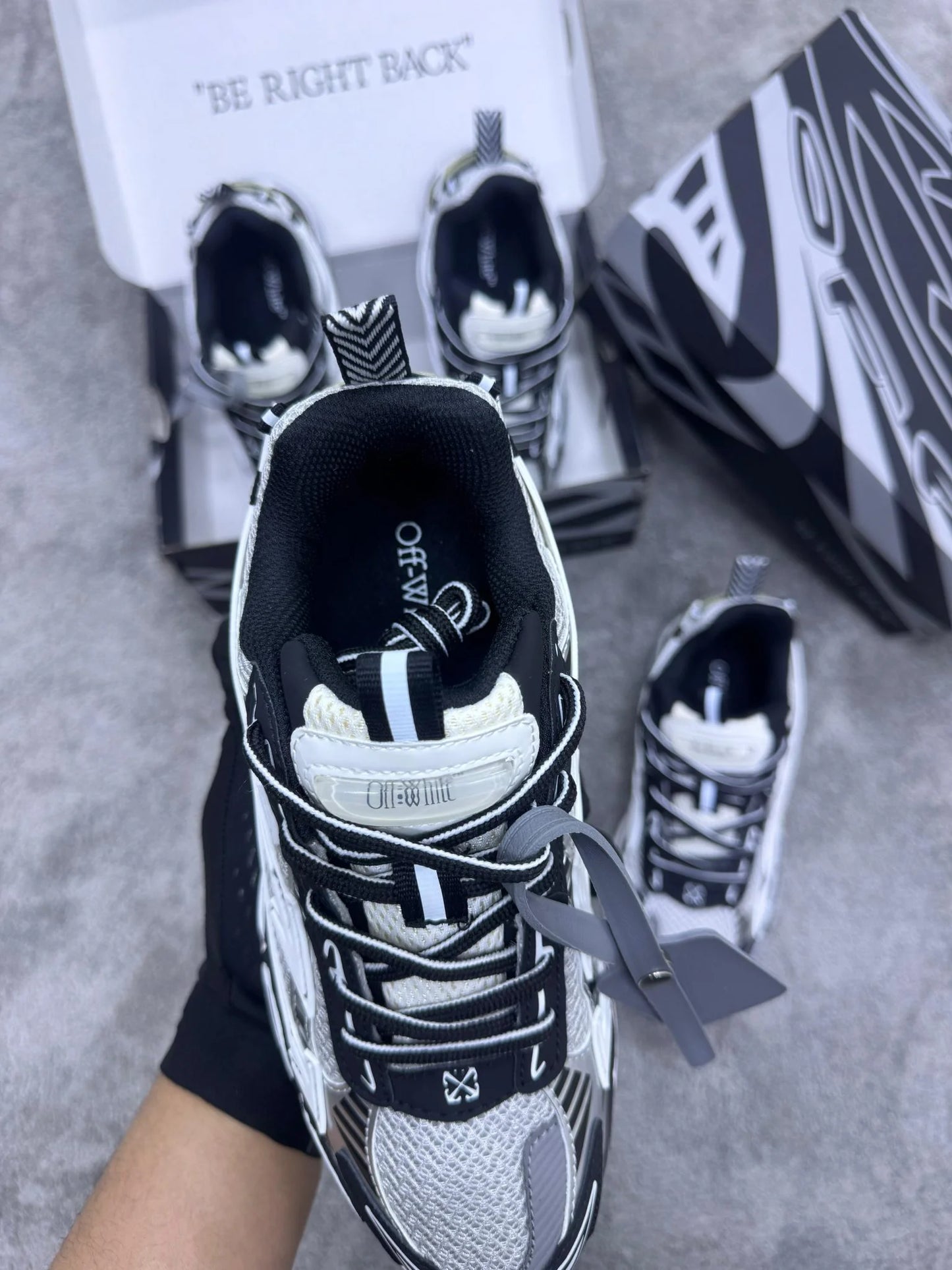 Off-White be Right gris y negra