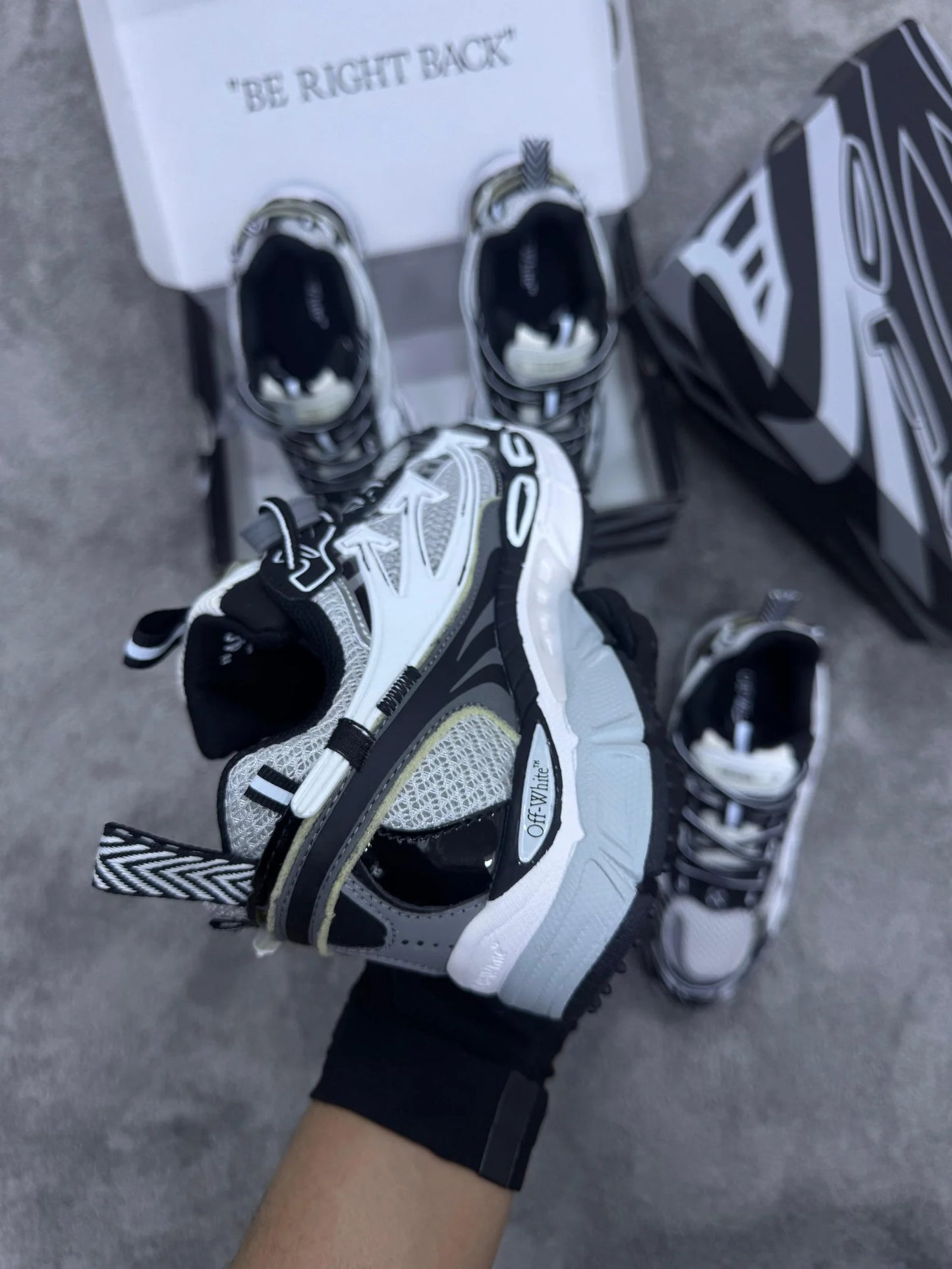 Off-White be Right gris y negra
