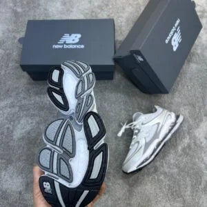 New Balance 2000 plateado